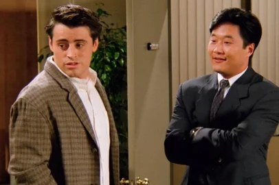 Stephen Park relata que diretor usou termos discriminatórios contra atores asiáticos durante as gravações da série nos anos 1990<!-- NICAID(15992725) -->