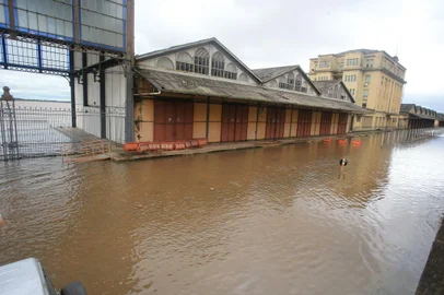 PORTO ALEGRE, RS, BRASIL, 27/09/2023- Chuva - Barreiras feitas no Cais Mauá começam a vazar agua. Foto: Ronaldo Bernardi / Agencia RBS<!-- NICAID(15552455) -->