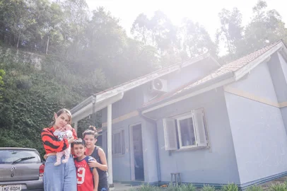 GRAMADO, RS, BRASIL, 23/11/2023. Como os moradores de Gramado avaliam o desabamento de prédio e rachaduras na cidade. Na foto a moradora Laura Cardoso com os filhos Catarina (colo), João Pedro e Tomaz Rafael (Neimar De Cesero/Agência RBS)Indexador: NEIMAR DE CESERO<!-- NICAID(15607144) -->