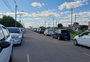 Fila para vacinação em drive-thru na zona norte de Porto Alegre chega a ter cerca de 300 veículos