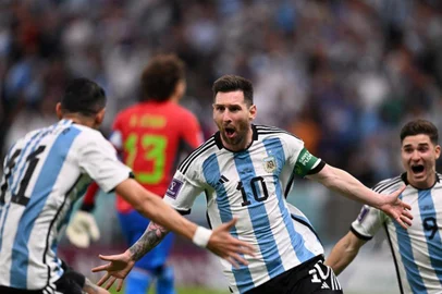 Lionel Messi, da Argentina, faz o primeiro gol contra o México em partida pela Copa do Mundo.<!-- NICAID(15277686) -->