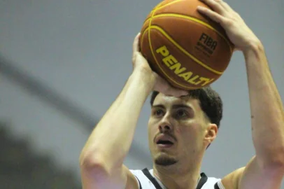 Léo Cravero marca 26 pontos na derrota do Caxias Basquete para o Paulistano por 82 a 72, fora de casa.<!-- NICAID(15934969) -->
