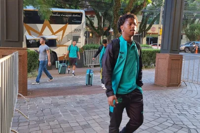Com um desfalque, Juventude chega a Porto Alegre para enfrentar o Inter<!-- NICAID(16024630) -->