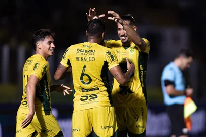 SP - BRASILEIRÃO/MIRASSOL X CEARÁ - ESPORTES - Reinaldo, do Mirassol, comemora o seu gol na partida entre Mirassol e Ceará válida pela 35ª rodada do Campeonato   Brasileiro 2025, realizada no Estádio Jose Maria de Campos Maia, em Mirassol, na noite desta segunda- feira, 24.    24/11/2025 - Foto: DOUGLAS MORETI/AGÊNCIA F8/ESTADÃO CONTEÚDO<!-- NICAID(16173679) -->