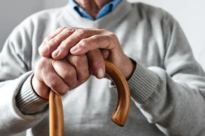 Hands of an elderly man resting on a walking canePessoa idosa segurando uma bengala. Foto: sergign / stock.adobe.comIndexador: S.GnatiukFonte: 261734944<!-- NICAID(15584274) -->