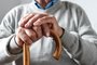 Hands of an elderly man resting on a walking canePessoa idosa segurando uma bengala. Foto: sergign / stock.adobe.comIndexador: S.GnatiukFonte: 261734944<!-- NICAID(15584274) -->