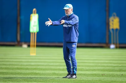 RS - FUTEBOL/ TREINO GREMIO 2025 - ESPORTES - Jogadores do Gremio realizam treino tÃ©cnico durante a manha desta sexta-feira, no CT Luiz Carvalho, na preparaÃ§Ã£o para a partida valida pelo Campeonato Brasileiro 2025. Na foto, Mano Menezes FOTO: LUCAS UEBEL/GREMIO FBPA<!-- NICAID(16092975) -->