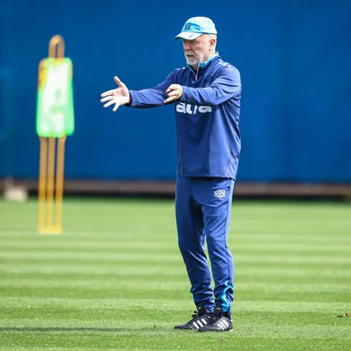 RS - FUTEBOL/ TREINO GREMIO 2025 - ESPORTES - Jogadores do Gremio realizam treino tÃ©cnico durante a manha desta sexta-feira, no CT Luiz Carvalho, na preparaÃ§Ã£o para a partida valida pelo Campeonato Brasileiro 2025. Na foto, Mano Menezes FOTO: LUCAS UEBEL/GREMIO FBPA<!-- NICAID(16092975) -->