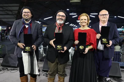 Robison Boeira, Rubens Tissot, Shirlei Paravisi e Rafael De Boni receberam a honraria nos Pavilhões da Festa da Uva, onde tradicionalmente ocorrem os festejos. É a segunda vez que da entrega da distinção nos Pavilhões. A primeira aconteceu em 2010.<!-- NICAID(16127329) -->