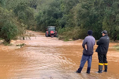 Carro é levado pela correnteza em Mato Castelhano e uma pessoa está desaparecida<!-- NICAID(15530574) -->