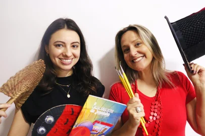 Crianças e jovens de Caxias do Sul de casas-lares e abrigos farão parte de um projeto que pretende possibilitar que eles compreendam-se como seres criativos, sensíveis, artísticos e produtivos. Por meio da contação de histórias e de vivências que integram a arteterapia, o "Histórias de afeto para todos" vai atuar em 12 instituições a partir do dia 23 de março. O projeto é idealizado por Gica Conta e financiado pelo Financiarte. As inscrições para as entidades foram disponibilizadas com o apoio da Fundação de Assistência Social (FAS).Nos encontros, que acontecerão em 10 sábados até julho, a contadora de histórias Gica Conta e a atriz e arteterapeuta Priscila Weber irão até as entidades e conduzirão momentos de leitura e oficinas. O público são crianças e jovens com idades entre 6 e 12 anos, e as atividades terão a duração de duas horas e 30 minutos.FOTO: Gica Conta (E) e Priscila Weber (D)<!-- NICAID(15708608) -->