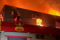 Um incêndio de grandes proporções atingiu uma padaria em Novo Hamburgo, no Vale do Sinos, na madrugada desta segunda-feira (18).<!-- NICAID(16287243) -->