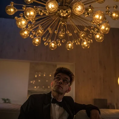 A Secretaria Municipal da Cultura, por meio da Sala de Cinema Ulysses Geremia, traz a estreia do filme exibido no Festival de Cannes, Limonov: O Camaleão Russo, dirigido por Kirill Serebrennikov. As sessões ocorrem de 17 a 20 de abril, às 19h30, e de 24 a 27 de abril, às 17h.<!-- NICAID(16018282) -->
