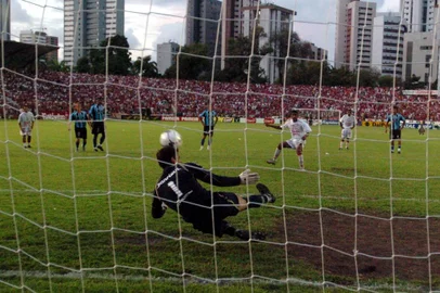 *** Grêmio na 1¼  4- Ricardo Duarte ***Grêmio x Náutico no estádio dos Aflitos em Recife pelo campeonato brasileiro série B. Galatto defende pênalti.-CRÉDITO: Ricardo Duarte, Agência RBS, 26/11/2005<!-- NICAID(1732487) -->
