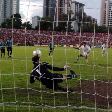 *** Grêmio na 1¼  4- Ricardo Duarte ***Grêmio x Náutico no estádio dos Aflitos em Recife pelo campeonato brasileiro série B. Galatto defende pênalti.-CRÉDITO: Ricardo Duarte, Agência RBS, 26/11/2005<!-- NICAID(1732487) -->
