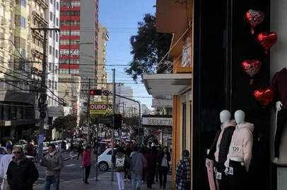 Às vésperas do Dia dos Namorados, comércio de Caxias do Sul esteve movimentado para quem precisou fazer as compras no final de semana<!-- NICAID(15121710) -->