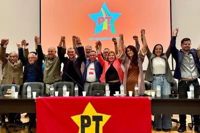 Principais líderes de esquerda prestigiaram a posse de Valdeci Oliveira na presidência do PT<!-- NICAID(16113909) -->