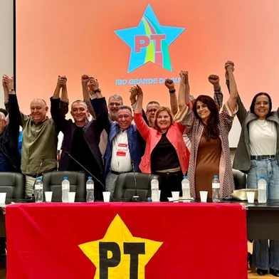 Principais líderes de esquerda prestigiaram a posse de Valdeci Oliveira na presidência do PT<!-- NICAID(16113909) -->