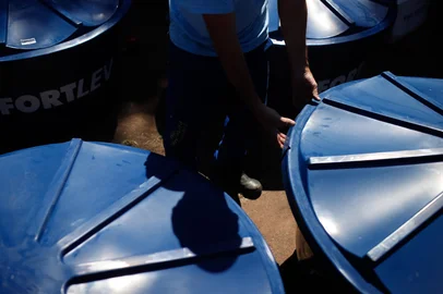 PORTO ALEGRE, RS, BRASIL - 17.02.2022 - Caixas d'água no Morro da Cruz. (Foto: Anselmo Cunha/Agencia RBS)<!-- NICAID(15019547) -->