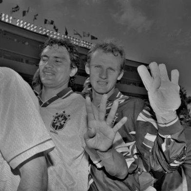 Goleiro Taffarel e Zagueiro Branco.Copa do Mundo de 1994 realizada nos Estados Unidos - EUA.Seleção Brasileira conquista o Tetracampeonato.A Seleção Brasileira se tornou tetracampeã mundial, em 17/07/1994.A decisão foi contra a Itália, no Estádio Rose Bowl, em Pasadena (EUA). Placar:No tempo regulamentar: Brasil 0 x 0 Itália.A final foi decidida nos pênaltis:  Brasil 3 x 2 Itália.-#ENVELOPE: 140701<!-- NICAID(15805128) -->