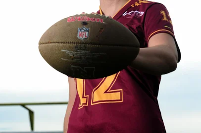 CARLOS BARBOSA, RS, BRASIL 07/03/2019Marcela Dalmás Stragliotto, jogadora na equipe feminina de futebol americano (categoria flag) do Carlos Barbosa Ximangos. Matéria especial do dia da mulher. (Felipe Nyland/Agência RBS)<!-- NICAID(13985595) -->