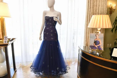 Julien’s auctions preview of Princess Diana’s fashionPrincess Diana's 1986 midnight-blue Murray Arbeid dress, is on display at Julien's Auctions' press preview of "Princess Diana's Elegance & a Royal Collection", ahead of an exclusive private showing at the Peninsula Beverly Hills, Beverly Hills, California, June 25, 2024. The biggest auction of Diana memorabilia since the late British princess sold dozens of outfits months before her death gets underway in California this week, featuring a midnight blue tulle dress and a flamenco-style lace-up number.Nearly fifty pieces, including gowns, shoes, handbags and hats, will go under the hammer in Beverly Hills. (Photo by VALERIE MACON / AFP)Editoria: HUMLocal: Beverly HillsIndexador: VALERIE MACONSecao: imperial and royal mattersFonte: AFPFotógrafo: STF<!-- NICAID(15798324) -->