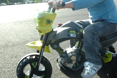 *** Clima em Caxias - Porthus ***Primavera - Caxienses aproveitam domingo de sol no estcionamento dos Pavilhões da Festa da Uva. Na foto Vitório Debastiani, 03, com sua motoca.<!-- NICAID(2603834) -->