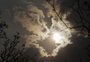 FOTOS: corredor de fumaça dos incêndios faz o céu ficar cinza e o Sol laranja nesta segunda em Porto Alegre