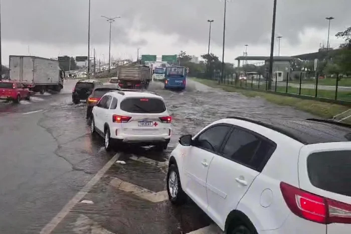 Chuva forte atinge Santa Catarina e provoca alagamentos | GZH