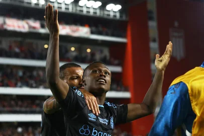 Gremio's forward Nathan Fernandes celebrates after scoring during the Copa Libertadores group stage first leg football match between Argentina's Estudiantes de La Plata and Brazil's Gremio at the Jorge Luis Hirschi Stadium in La Plata, Argentina, on April 23, 2024. (Photo by ALEJANDRO PAGNI / AFP)Editoria: SPOLocal: La PlataIndexador: ALEJANDRO PAGNISecao: soccerFonte: AFPFotógrafo: STR<!-- NICAID(15743437) -->