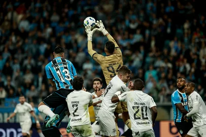 PORTO ALEGRE, RS, BRASIL, 23-08-2025: Grêmio X Ceará. Em noite fria e com chuva, torcida começa a comparecer para jogo na arena válido pela 21ª rodada do Brasileirão, entre Grêmio e Ceará. Foto: André Ávila/Agência RBSIndexador: Andre Avila<!-- NICAID(16108512) -->