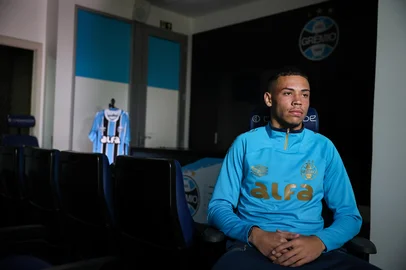 PORTO ALEGRE, RS, BRASIL, 11-07-2025: Entrevista com Alysson Edward, ponta direita do Grêmio. O atleta de 19 anos marcou seu primeiro gol pelo profissional no tricolor, contra o São José, na Recopa. Foto: Duda Fortes/Agência RBS<!-- NICAID(16078548) -->