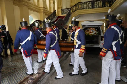 VELÓRIO DE CID MOREIRA NO RJRJ - VELORIO/CIDMOREIRA - GERAL - O corpo do jornalista Cid Moreira chega ao Palácio Guanabara onde será velado nesta sexta-feira (04). O jornalista faleceu nesta quinta-feira (03) aos 97 anos. 04/10/2024 - Foto: LORANDO LABBE/FOTOARENA/FOTOARENA/ESTADÃO CONTEÚDOEditoria: GERALLocal: RIO DE JANEIROIndexador: LORANDO LABBEFonte: 2626963Fotógrafo: FOTOARENA<!-- NICAID(15882514) -->