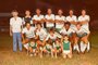 Veja a foto acima. É de 1985, antes de um jogo do Gaúcho, no velho Estádio Wolmar Salton. Naquele ano, o time disputava a primeira divisão do Estadual, depois de ter conquistado, em 1984, o título da Segundona. O homem sem uniforme, em pé, à esquerda, é Augusto Ghion, então presidente do clube. O terceiro dos jogadores em pé, olhando da esquerda para a direita, é o capitão Joubert Pereira. Até aí, tudo certo. Na parte de baixo, entre as crianças agachadas, o primeiro menino é Vanderson, filho de Joubert; ao lado dele, Augusto Ghion Júnior, filho do presidente. De novo, até aí, tudo certo. O grande dado desta imagem é que os dois mascotes, 36 anos depois deste registro, são os responsáveis por levar o time de Passo Fundo de volta à Divisão de Acesso. Vanderson Pereira é o técnico, e Augusto Ghion Jr., o presidente. Os dois tentam, agora, conquistar o título da Terceirona.<!-- NICAID(14824485) -->