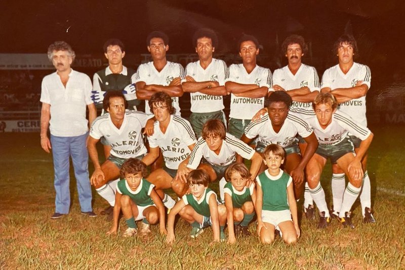 Veja a foto acima. É de 1985, antes de um jogo do Gaúcho, no velho Estádio Wolmar Salton. Naquele ano, o time disputava a primeira divisão do Estadual, depois de ter conquistado, em 1984, o título da Segundona. O homem sem uniforme, em pé, à esquerda, é Augusto Ghion, então presidente do clube. O terceiro dos jogadores em pé, olhando da esquerda para a direita, é o capitão Joubert Pereira. Até aí, tudo certo. Na parte de baixo, entre as crianças agachadas, o primeiro menino é Vanderson, filho de Joubert; ao lado dele, Augusto Ghion Júnior, filho do presidente. De novo, até aí, tudo certo. O grande dado desta imagem é que os dois mascotes, 36 anos depois deste registro, são os responsáveis por levar o time de Passo Fundo de volta à Divisão de Acesso. Vanderson Pereira é o técnico, e Augusto Ghion Jr., o presidente. Os dois tentam, agora, conquistar o título da Terceirona.<!-- NICAID(14824485) -->