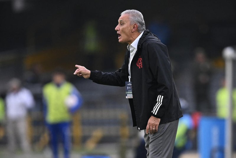 Flamengo's head coach Tite gives instructions during the Copa Libertadores group stage first leg football match between Colombia's Millonarios and Brazil's Flamengo at the Nemesio Camacho "El Campin" stadium in Bogota on April 2, 2024. (Photo by RAUL ARBOLEDA / AFP)Editoria: SPOLocal: BogotáIndexador: RAUL ARBOLEDASecao: soccerFonte: AFPFotógrafo: STF<!-- NICAID(15732060) -->