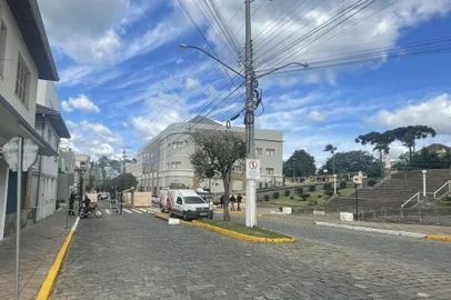 Inicia montagem da estrutura do Festival do Grostoli em Garibaldi. Evento será realizado nos dias 21, 22 e 23 de abri de 2023, em frente à Igreja Matriz<!-- NICAID(15407469) -->