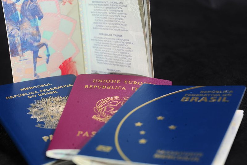 CAXIAS DO SUL, RS, BRASIL, 28/04/2017. Produção de fotos para matéria sobre aumento da procura para dupla cidadania. Passaporte brasileiro e passaporte italiano. (Porthus Junior/Agência RBS)<!-- NICAID(12881465) -->