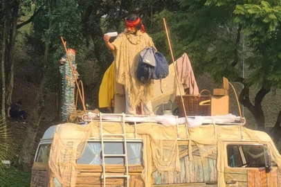 Espetáculo "Superfície do Tempo", da Tem Gente Teatrando, vai circular muito em 2025. Começa a temporada em março com as seguintes comunidades: Reolon, Belo Horizonte,  São Vitor Cohab, Galópolis e Centro.<!-- NICAID(15942921) -->
