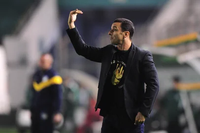 CAXIAS DO SUL, RS, BRASIL, 01/07/2019. Juventude x Luverdense, jogo válido pela Série C do Campeonato Brasileiro realizado no estádio Alfredo Jaconi. Na foto, técnico do Luverdense Júnior Rocha. (Porthus Junior/Agência RBS)<!-- NICAID(14146276) -->