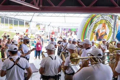 Quem esteve pelos Pavilhões da Festa da Uva, aproveitando mais um dia do evento, pode até ter estranho a movimentação da Brigada Militar (BM) no parque. Contudo, os policiais não estavam atendendo a alguma ocorrência e, sim, levando informações e música aos visitantes.<!-- NICAID(15028290) -->