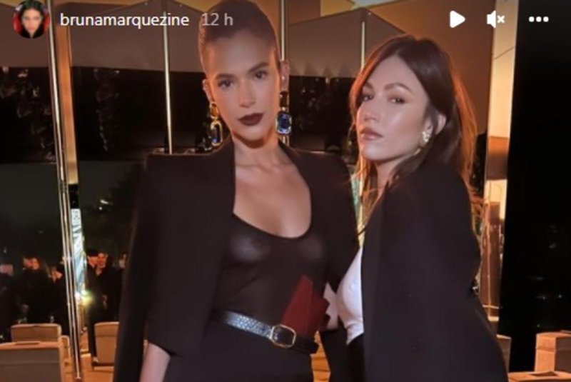 A atriz brasileira Bruna Marquezine, 26 anos, se encontrou com Ursula Córbero, 32, durante desfile da moda em Paris, na França.<!-- NICAID(15030716) -->