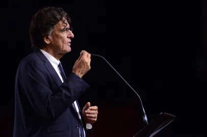 O filósofo francês Luc Ferry na quarta conferência presencial do Fronteiras do Pensamento 2022, realizada na noite desta quarta-feira (21), na Casa da Ospa, em Porto Alegre. Na palestra As Sete Faces da Ecologia Política Hoje, o autor de 71 anos, com mais de 70 livros publicados, forneceu ao público um panorama das atuais correntes ecológicas para que possam escolher suas posições nesta batalha.<!-- NICAID(15213360) -->