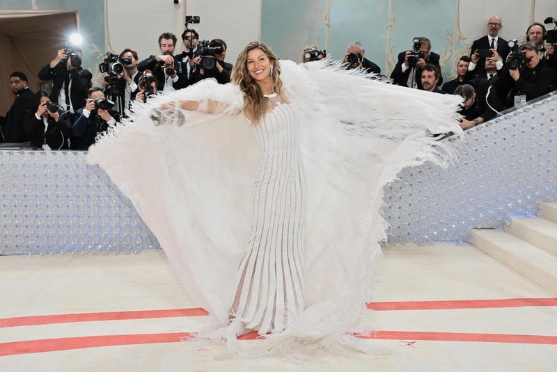 NEW YORK, NEW YORK - MAY 01: Gisele Bündchen attends The 2023 Met Gala Celebrating "Karl Lagerfeld: A Line Of Beauty" at The Metropolitan Museum of Art on May 01, 2023 in New York City.   Jamie McCarthy/Getty Images/AFP (Photo by Jamie McCarthy / GETTY IMAGES NORTH AMERICA / Getty Images via AFP)<!-- NICAID(15417306) -->