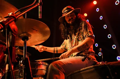 O baterista caxiense Mateus Bicca Sabbi irá ministrar nesta semana o workshop “O caminho da simplicidade à maestria” em três cidades da Serra Gaúcha. As atividades acontecem em Bento Gonçalves, nesta terça-feira (12), às 19h; em Veranópolis, no sábado (16), às 10h; e em Garibaldi, também no sábado, às 16h. As inscrições são gratuitas e podem ser feitas por formulário online.<!-- NICAID(16099892) -->