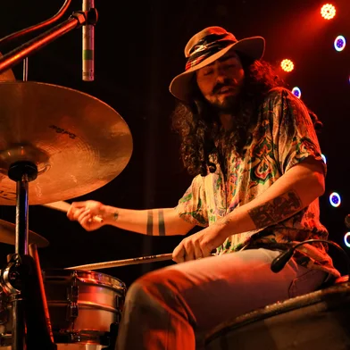 O baterista caxiense Mateus Bicca Sabbi irá ministrar nesta semana o workshop “O caminho da simplicidade à maestria” em três cidades da Serra Gaúcha. As atividades acontecem em Bento Gonçalves, nesta terça-feira (12), às 19h; em Veranópolis, no sábado (16), às 10h; e em Garibaldi, também no sábado, às 16h. As inscrições são gratuitas e podem ser feitas por formulário online.<!-- NICAID(16099892) -->