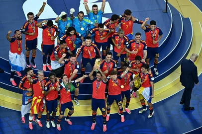 Spain's midfielder #16 Rodri lifts the trophy with his teammates after Spain won the 2026 World Cup football tournament final match between Spain and Argentina at the New York/New Jersey Stadium in East Rutherford on July 19, 2026.  (Photo by Jewel SAMAD / AFP)Editoria: SPOLocal: East RutherfordIndexador: JEWEL SAMADSecao: soccerFonte: AFPFotógrafo: STF<!-- NICAID(16329926) -->