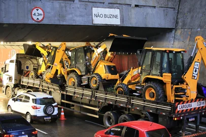 Ronaldo Bernardi / Agencia RBS PORTO ALEGRE, RS, BRASIL, 12-06-2026: Caminhão que transportava três retroescavadeiras ficou preso e bloqueou uma das faixas de circulação na entrada no Túnel da Conceição, em Porto Alegre, no começo da manhã desta sexta-feira. Foto: Ronaldo Bernardi/Agência RBS<!-- NICAID(16304948) -->