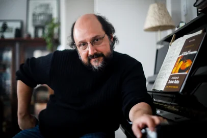 PORTO ALEGRE, RS, BRASIL, 06.09.2022: O musico, compositor e jornalista Arthur de Faria lanca o livro  “Porto Alegre: uma biografia musical. Vol. 1“. Foto: Camila Hermes/Agencia RBS<!-- NICAID(15198731) -->