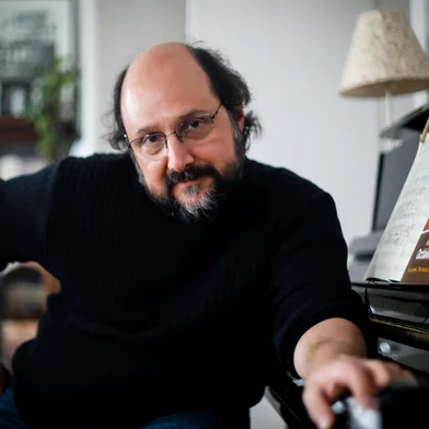 PORTO ALEGRE, RS, BRASIL, 06.09.2022: O musico, compositor e jornalista Arthur de Faria lanca o livro  “Porto Alegre: uma biografia musical. Vol. 1“. Foto: Camila Hermes/Agencia RBS<!-- NICAID(15198731) -->